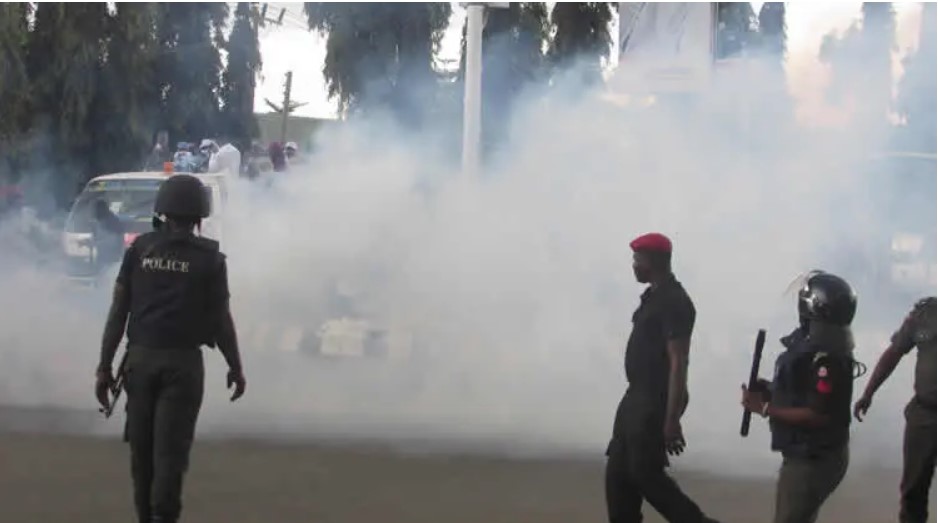 BREAKING: Tear gas fired as El-Rufai supporters, protesters clash at EFCC Headquarters
