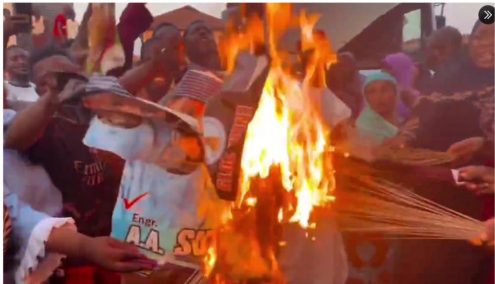 2027: Nasarawa residents burn Gov Sule’s campaign posters [VIDEO]