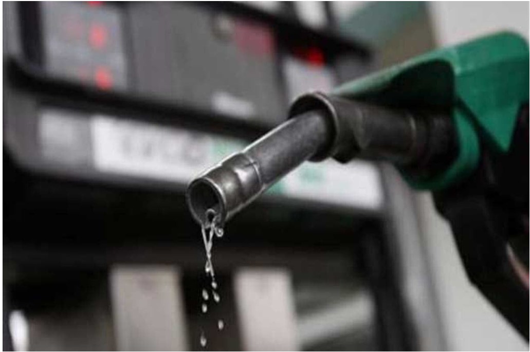 FG insists on fuel price slash at meeting with Dangote Refinery, marketers